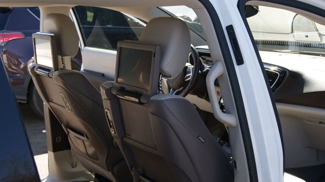 2018 Chrysler Pacifica 3 MONTH WARRAN1 OWNER,JUST SERVICED , VERY CLEAN INSIDE AND OUT  - 22984970 - 47