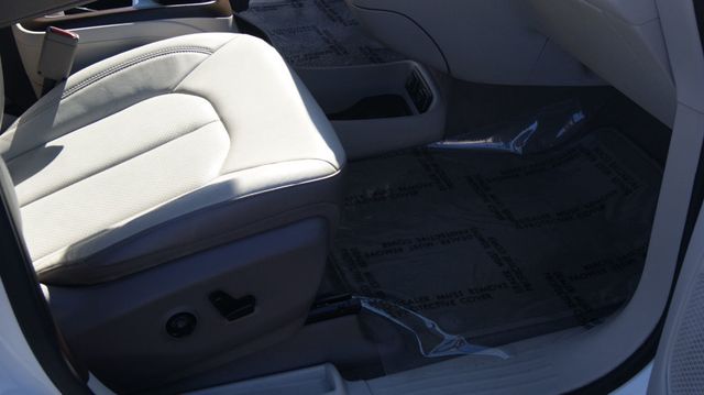 2018 Chrysler Pacifica 3 MONTH WARRAN1 OWNER,JUST SERVICED , VERY CLEAN INSIDE AND OUT  - 22984970 - 49