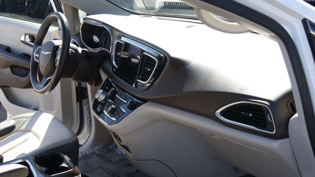 2018 Chrysler Pacifica 3 MONTH WARRAN1 OWNER,JUST SERVICED , VERY CLEAN INSIDE AND OUT  - 22984970 - 50