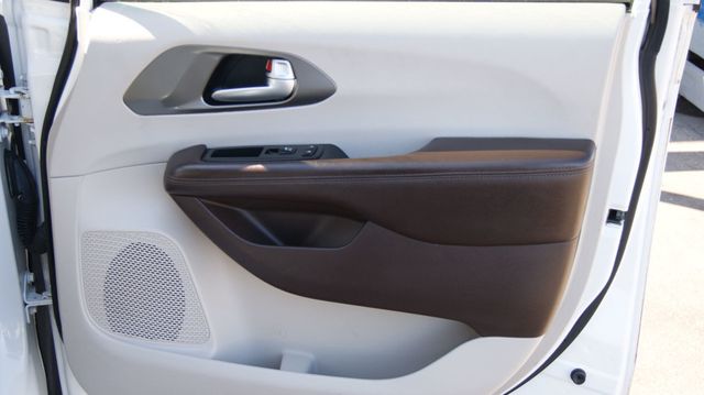 2018 Chrysler Pacifica 3 MONTH WARRAN1 OWNER,JUST SERVICED , VERY CLEAN INSIDE AND OUT  - 22984970 - 53