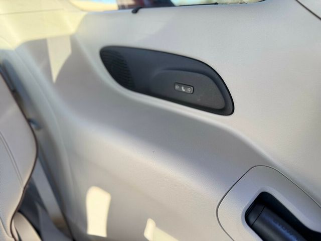 2018 Chrysler Pacifica 4 NEW TIRES! DETAILED READY TO GO!  - 22961928 - 31