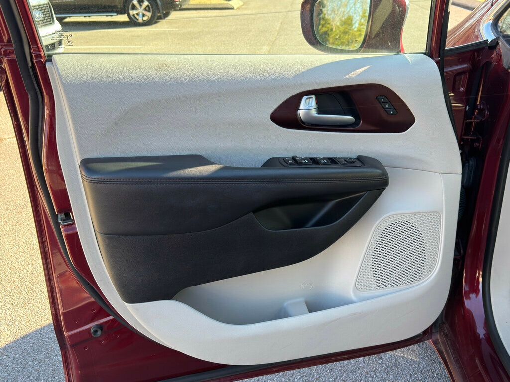 2018 Chrysler Pacifica 4 NEW TIRES! DETAILED READY TO GO!  - 22961928 - 8