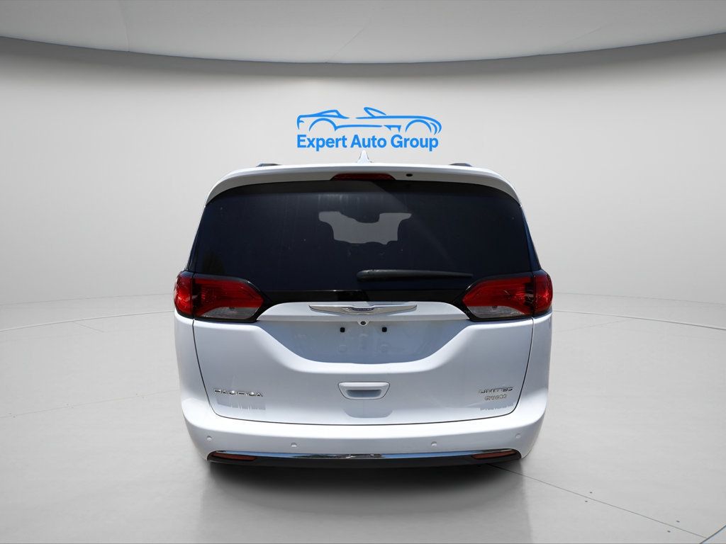 2018 Chrysler Pacifica Limited photo 9