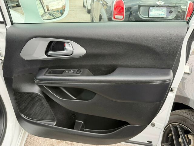 2018 Chrysler Pacifica Limited FWD - 22994692 - 18