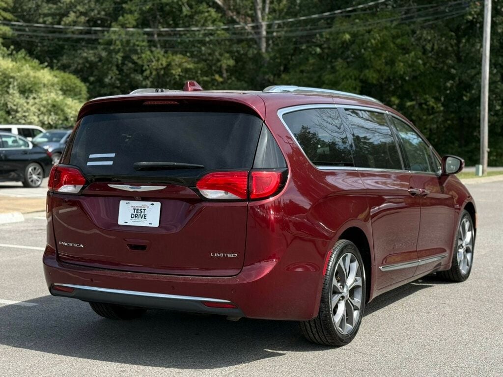 2018 Chrysler Pacifica Limited photo 2