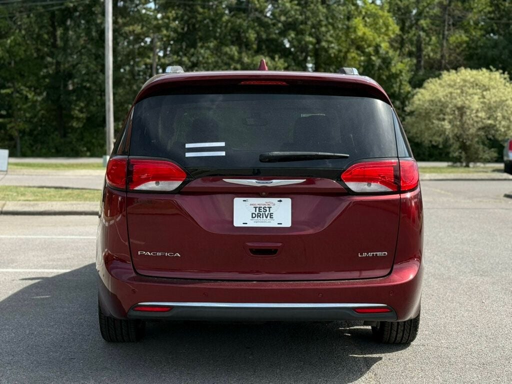 2018 Chrysler Pacifica Limited photo 3