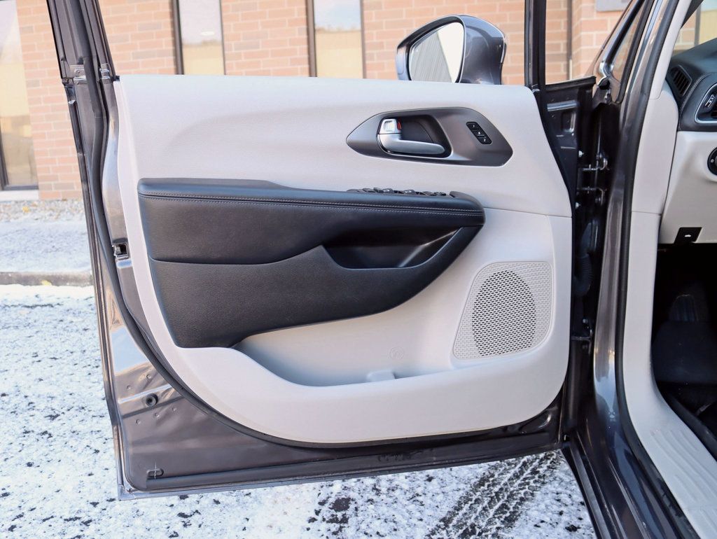 2018 Chrysler Pacifica Limited FWD - 22944259 - 32