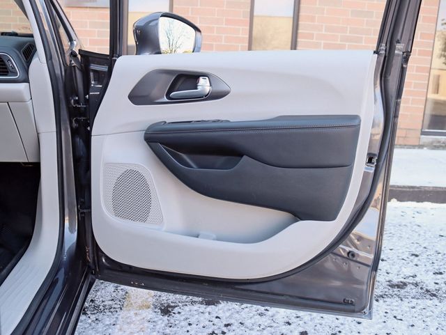 2018 Chrysler Pacifica Limited FWD - 22944259 - 33