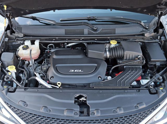 2018 Chrysler Pacifica Limited FWD - 22944259 - 38