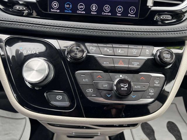 2018 Chrysler Pacifica Limited FWD - 22940467 - 36