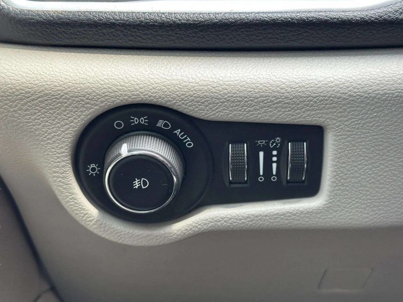 2018 Chrysler Pacifica Limited FWD - 23051491 - 29