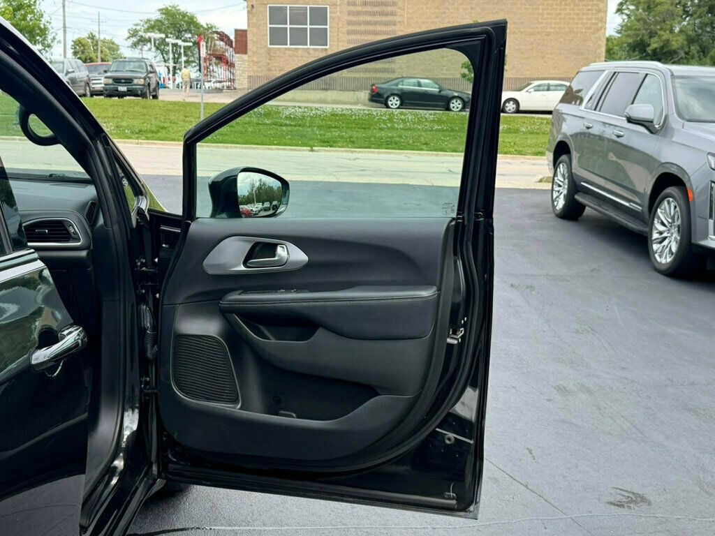 2018 Chrysler Pacifica Limited FWD - 23039702 - 25