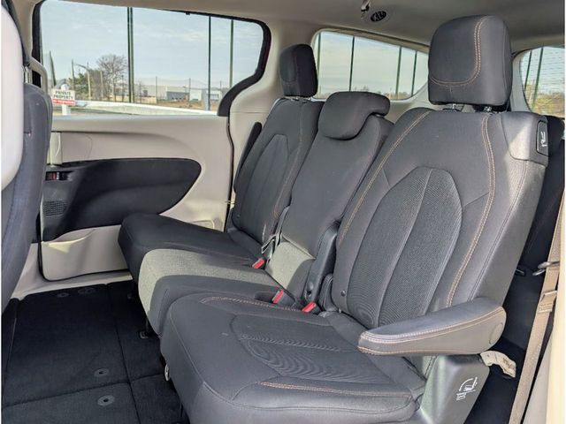 2018 Chrysler Pacifica LX FWD - 22959539 - 15