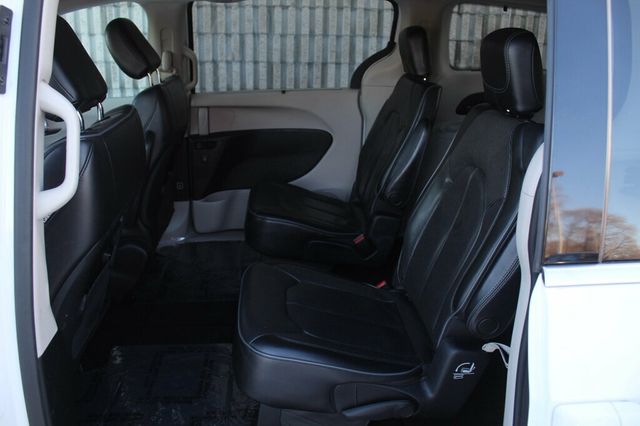 2018 Chrysler Pacifica ON SALE...LIMITED W/ LEATHER, MOONROOF, NAVIGATION - 22976093 - 26