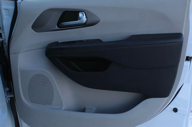 2018 Chrysler Pacifica ON SALE...LIMITED W/ LEATHER, MOONROOF, NAVIGATION AND NEW TIRES - 22976093 - 5