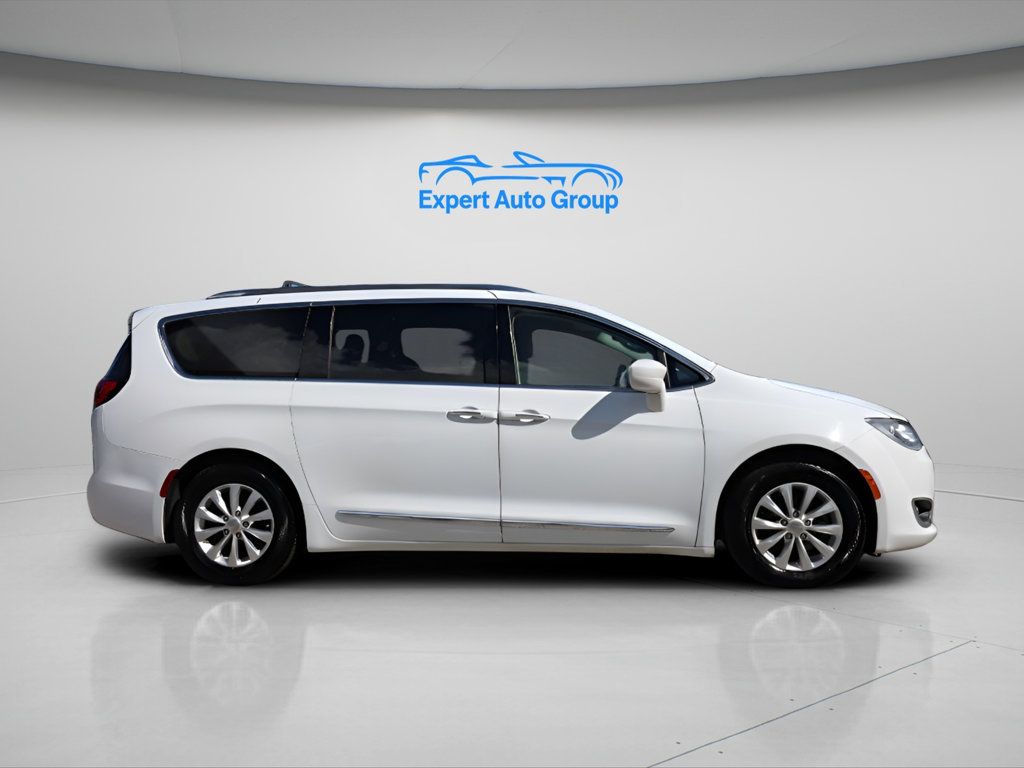 2018 Chrysler Pacifica Touring L photo 3