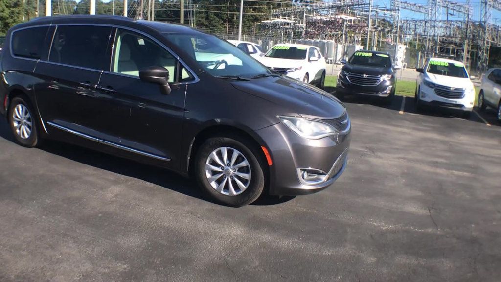 2018 Chrysler Pacifica Touring L photo 2