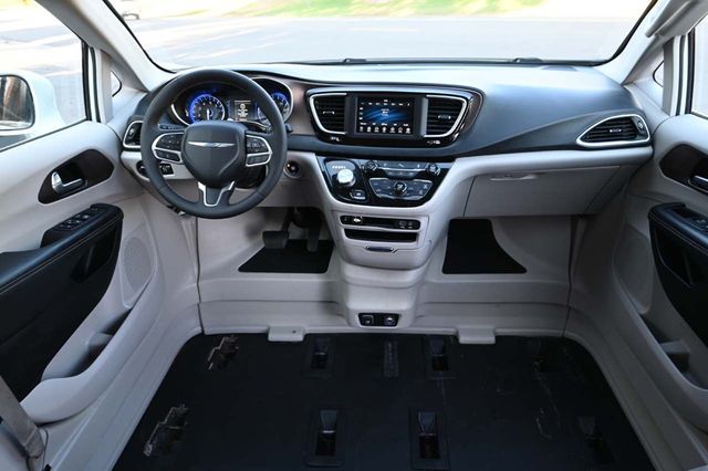 2018 Chrysler Pacifica Touring L FWD - 22975756 - 20