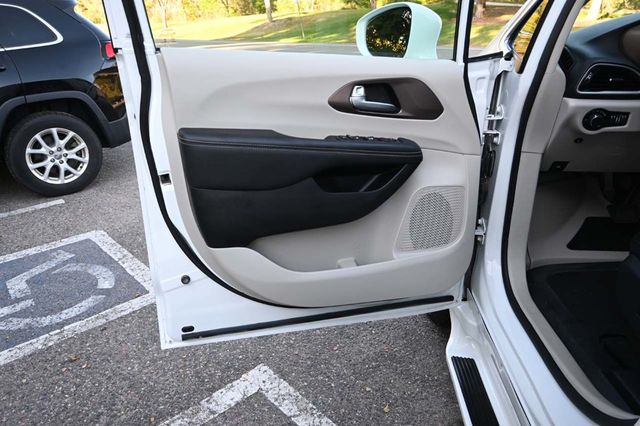 2018 Chrysler Pacifica Touring L FWD - 22975756 - 29