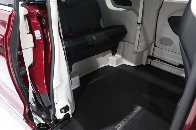 2018 Chrysler Pacifica Touring L FWD - 23044282 - 17