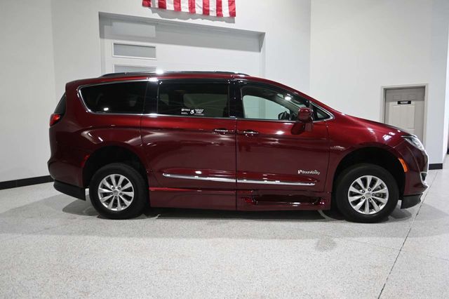 2018 Chrysler Pacifica Touring L FWD - 23044282 - 4