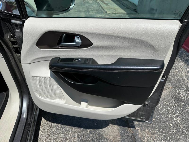 2018 Chrysler Pacifica Touring L FWD - 22892164 - 31