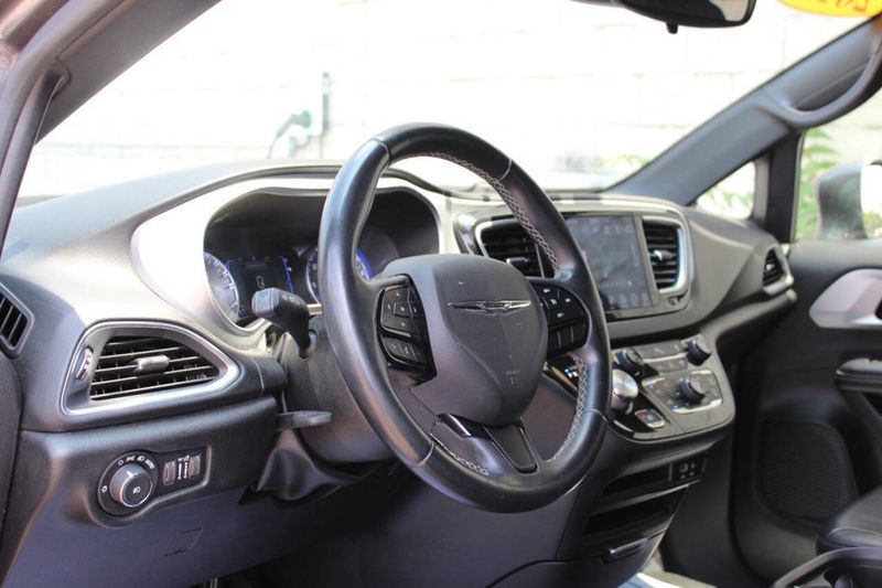 2018 Chrysler Pacifica Touring L FWD - 22895308 - 9