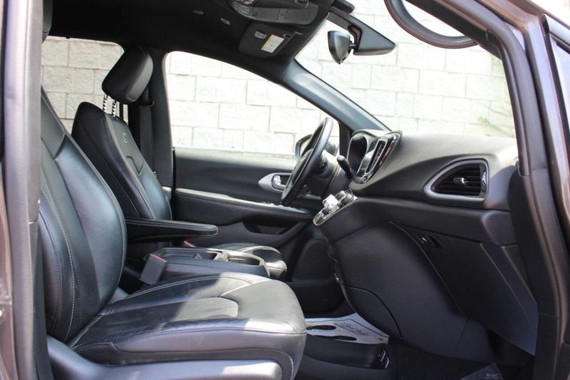 2018 Chrysler Pacifica Touring L FWD - 22895308 - 17