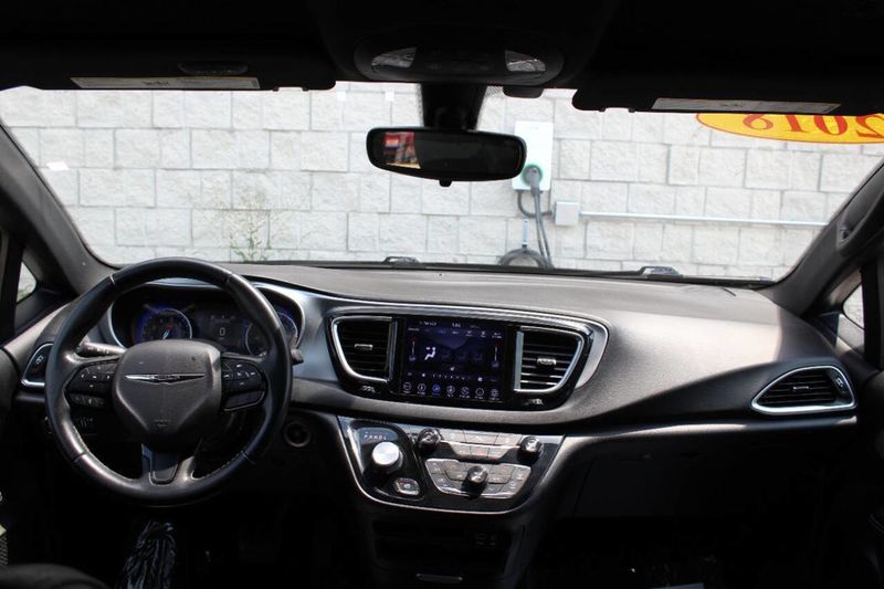 2018 Chrysler Pacifica Touring L FWD - 22895308 - 19