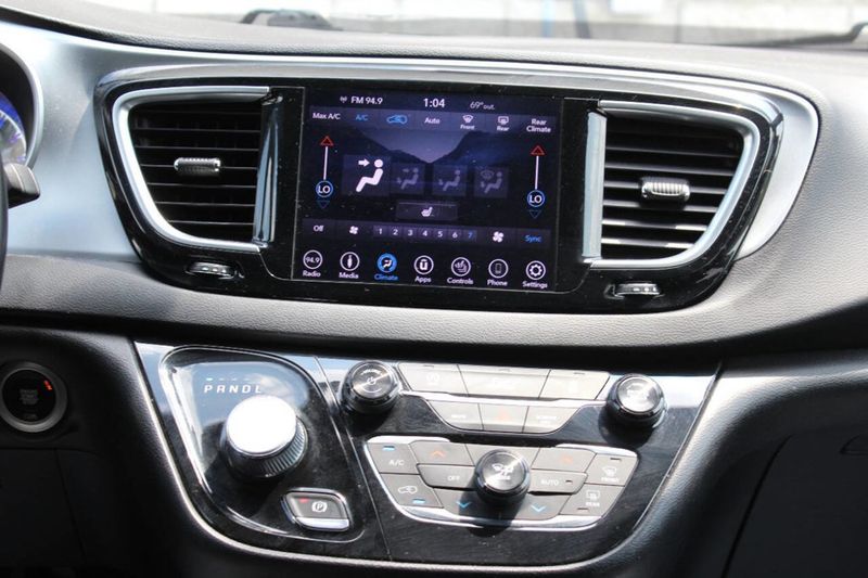 2018 Chrysler Pacifica Touring L FWD - 22895308 - 20