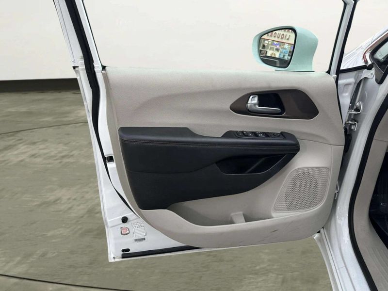 2018 Chrysler Pacifica Touring L FWD - 23015331 - 9