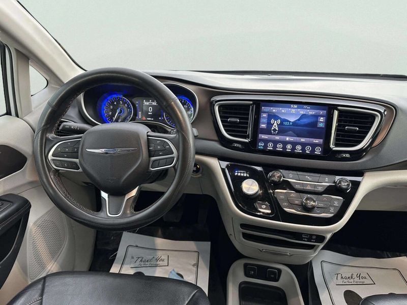 2018 Chrysler Pacifica Touring L FWD - 23015331 - 17