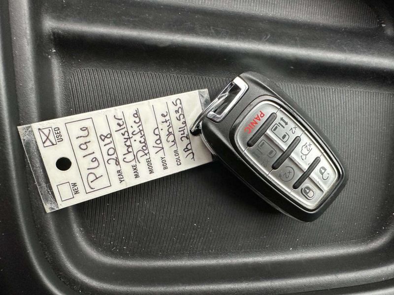 2018 Chrysler Pacifica Touring L FWD - 23015331 - 32