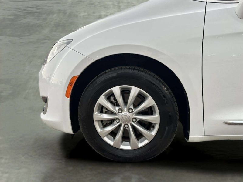 2018 Chrysler Pacifica Touring L FWD - 23015331 - 35