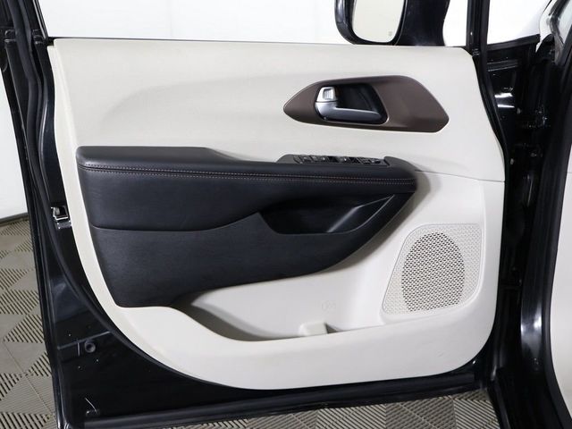 2018 Chrysler Pacifica Touring L FWD - 23024235 - 22