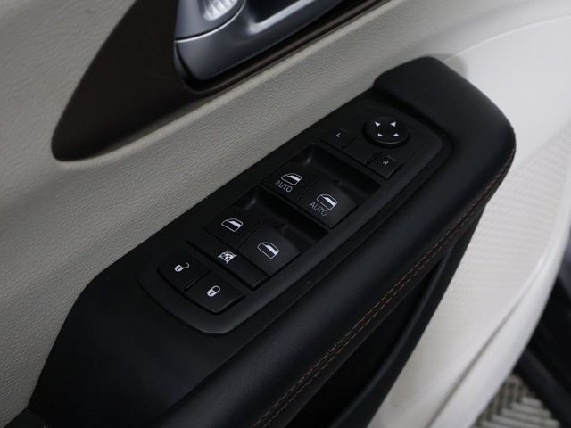 2018 Chrysler Pacifica Touring L FWD - 23024235 - 37