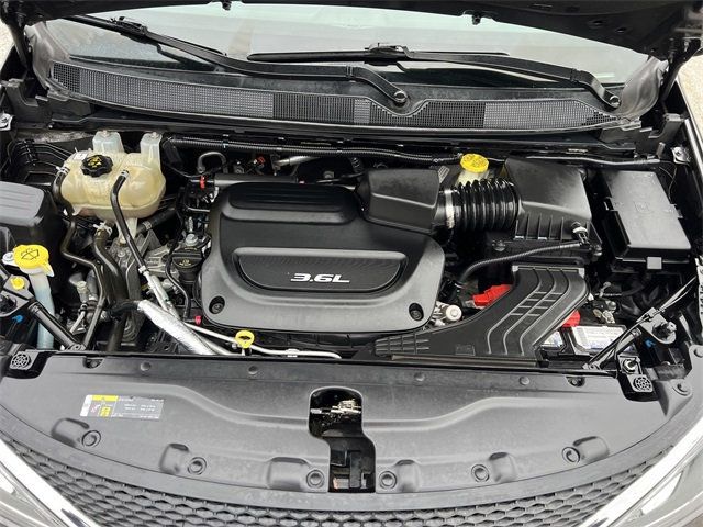 2018 Chrysler Pacifica Touring L FWD - 22959460 - 19