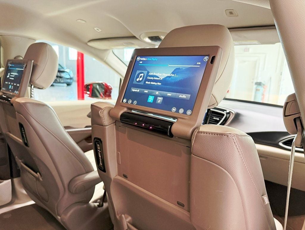 2018 Chrysler Pacifica Touring L Plus FWD - 22912523 - 40