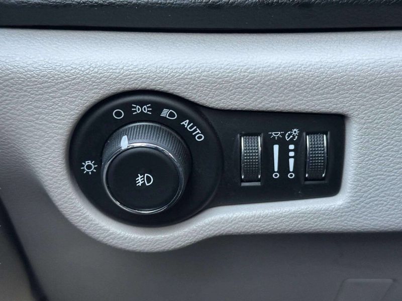 2018 Chrysler Pacifica Touring L Plus FWD - 22970218 - 29