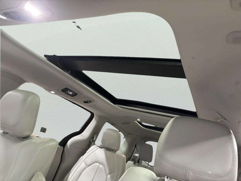 2018 Chrysler Pacifica Touring L Plus FWD - 22982596 - 12