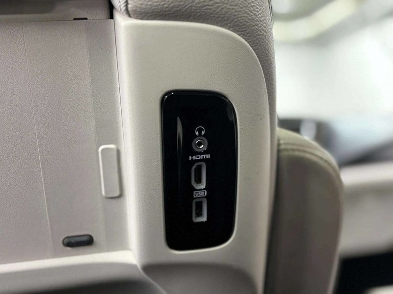 2018 Chrysler Pacifica Touring L Plus FWD - 22982596 - 28