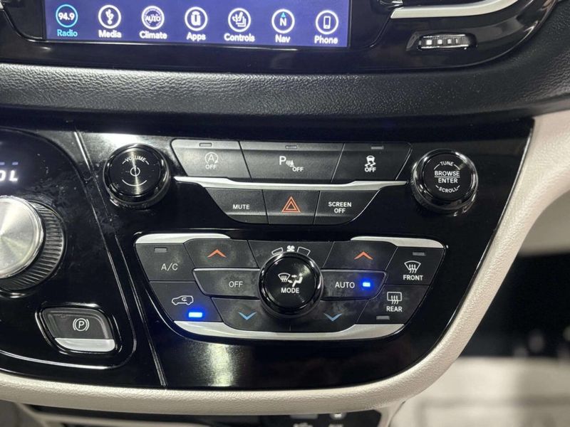 2018 Chrysler Pacifica Touring L Plus FWD - 22982596 - 38