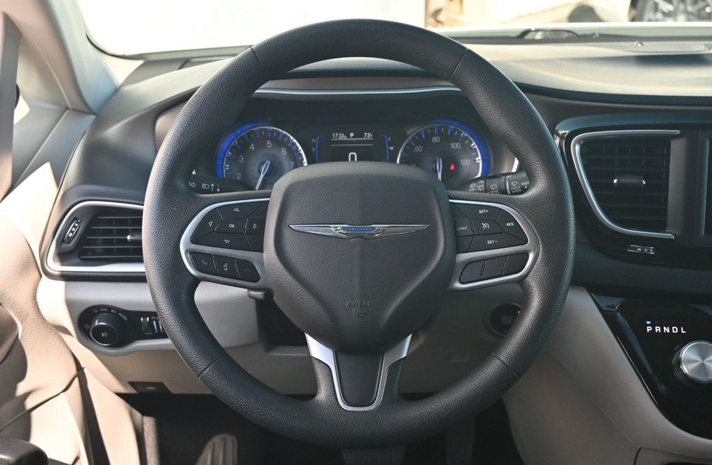 Chrysler Pacifica photo 10