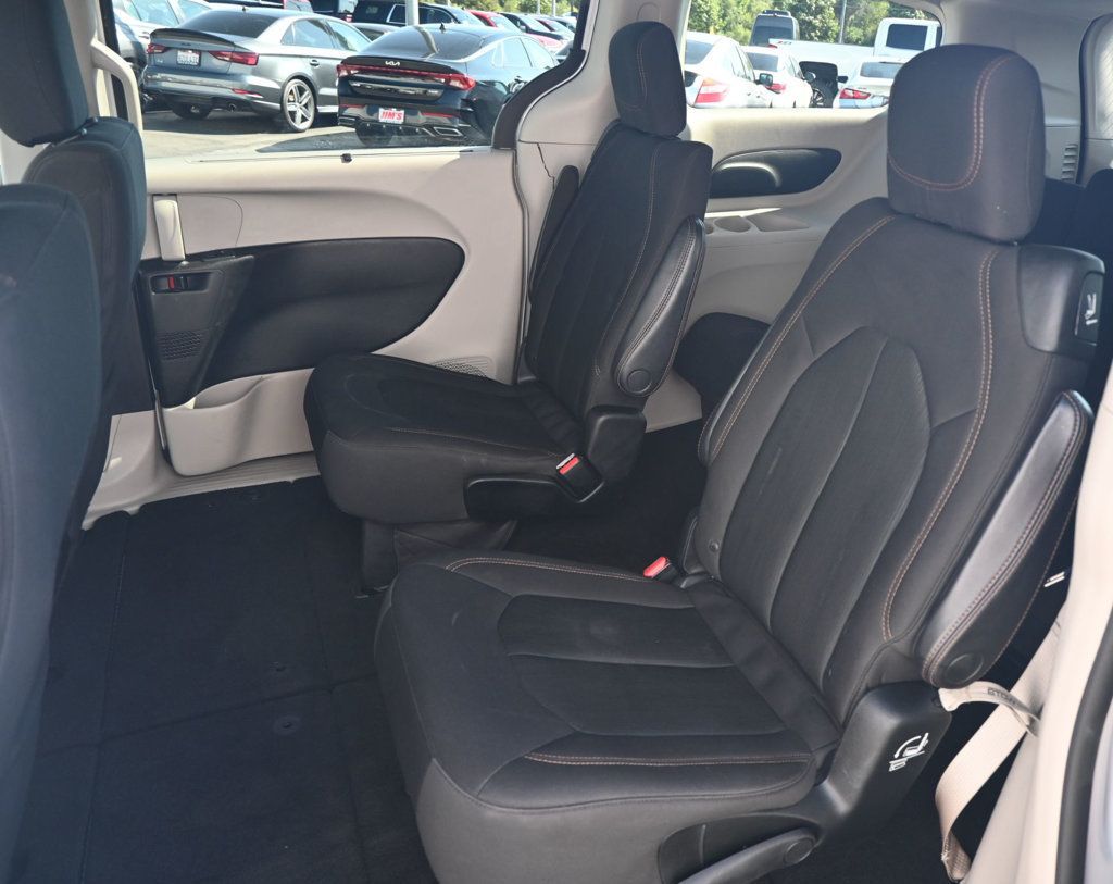 Chrysler Pacifica photo 14
