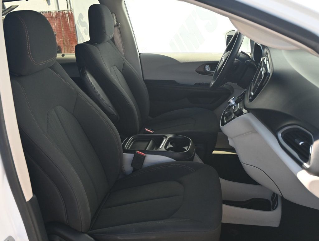 Chrysler Pacifica photo 16