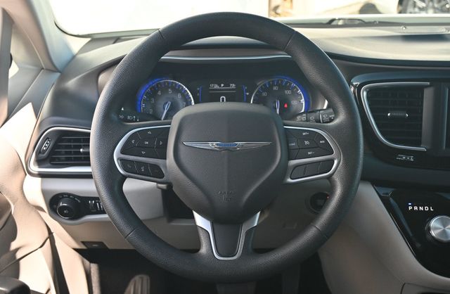 2018 Chrysler Pacifica Touring Plus Brand New Tires - 22917438 - 9