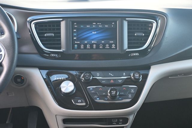 2018 Chrysler Pacifica Touring Plus Brand New Tires - 22917438 - 10