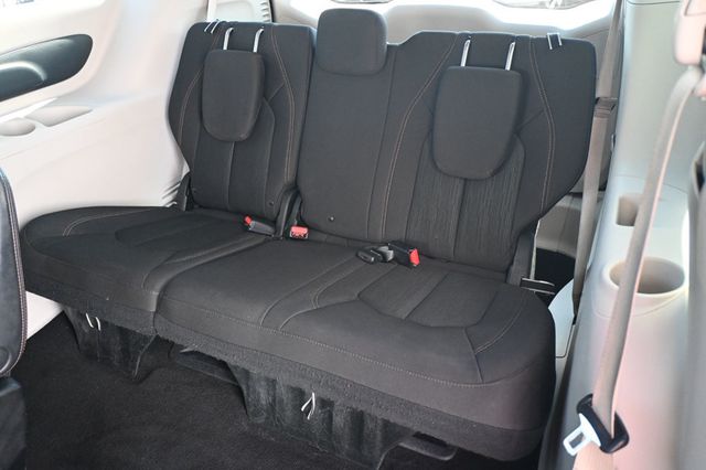 2018 Chrysler Pacifica Touring Plus Brand New Tires - 22917438 - 14