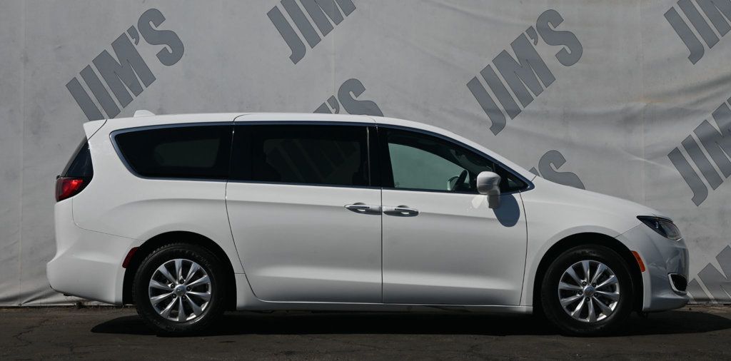 2018 Chrysler Pacifica Touring Plus photo 3