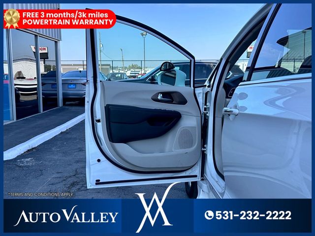 2018 Chrysler Pacifica Touring Plus Minivan 4D - 22939084 - 11